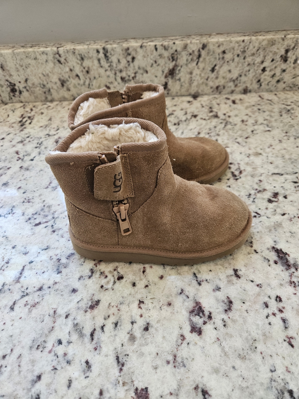 UGG Kids Chestnut Suede Fleece-Lined Zip Boot